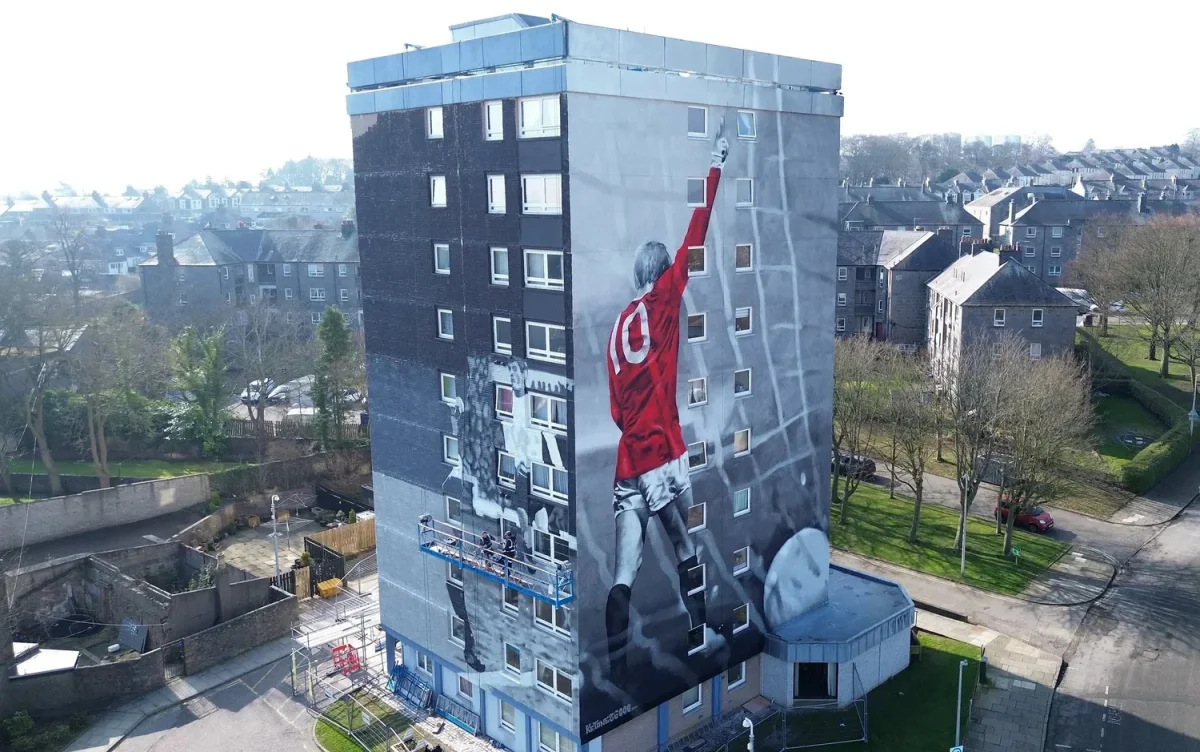 Skyform access team working on a large building mural